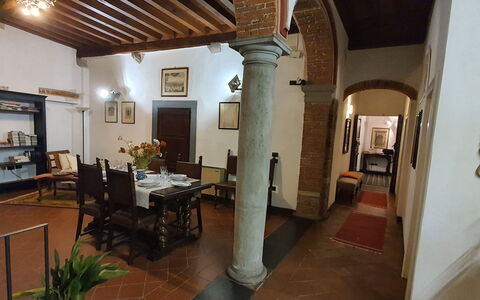 La Colonna: Fotolijst, Meubilair, Eigendom, Tafel, Fabriek, Kamerplant, Stoel, Hout, Interieur Ontwerp, Architectuur