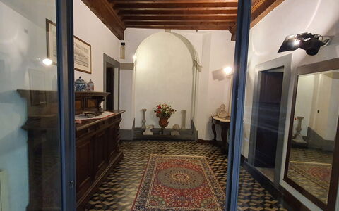 La Colonna: Fotolijst, Cabinetry, Kamerplant, Gebouw, Hout, Interieur Ontwerp, Architectuur, Flooring, Tafel, Verdieping