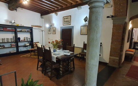 La Colonna: Meubilair, Fotolijst, Fabriek, Tafel, Hout, Kamerplant, Woonkamer, Stoel, Architectuur, Verdieping