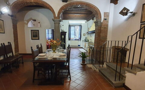 La Colonna: Tafel, Meubilair, Eigendom, Fotolijst, Gebouw, Stoel, Hout, Interieur Ontwerp, Venster, Architectuur