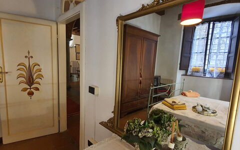 La Colonna: Eigendom, Venster, Fabriek, Hout, Gebouw, Deur, Interieur Ontwerp, Verdieping, Bankstel