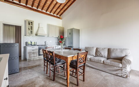 Anilde, Holiday Home with Pool, Wifi, Tuscany: Tafel, Meubilair, Cabinetry, Gebouw, Hout, Countertop, Interieur Ontwerp, Architectuur, Woonkamer, Flooring