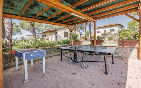 Anilde, Holiday Home with Pool, Wifi, Tuscany: Tafel, Fabriek, Meubilair, Gebouw, Buitentafel, Hout, Boom, Schaduw, Buitenmeubels, Interieur Ontwerp