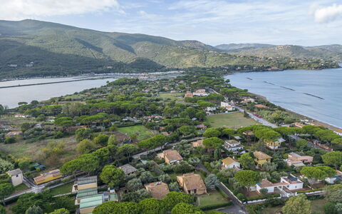 Giannella Beach Residence Apartment - Giannella, G: Water, Lucht, Wolk, Watervoorraden, Gebouw, Berg, Kust En Oceanic Landvormen, Meer, Stedelijk Ontwerp, Boom