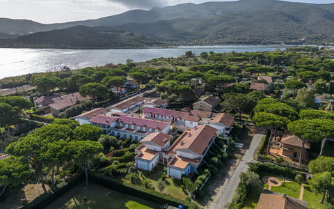 Giannella Beach Residence Apartment - Giannella, G: Water, Lucht, Eigendom, Wolk, Fabriek, Gebouw, Berg, Natuur, Boom, Hoogland