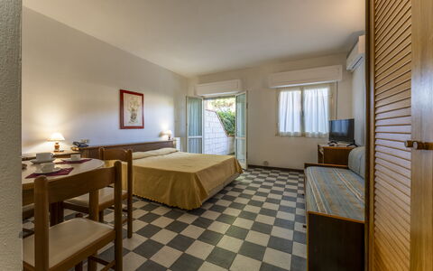 Giannella Beach Residence Apartment - Giannella, G: Meubilair, Tafel, Fotolijst, Hout, Flooring, Verdieping, Kamerplant, Woonkamer, Venster