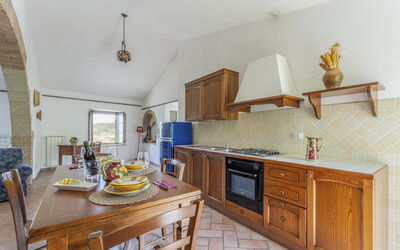 Apartment Podere: Cabinetry, Meubilair, Countertop, Eigendom, Lade, Keuken, Hout, Interieur Ontwerp, Gebouw, Flooring