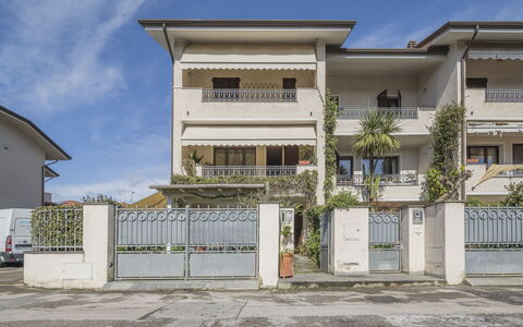 La Bouganville, Forte Dei Marmi, Private Garden, W: Woongebied, Buurt, Appartement, Huis, Menselijke Nederzetting, Stedelijk Ontwerp, Balkon, Voorstad, Condominium, Oprit