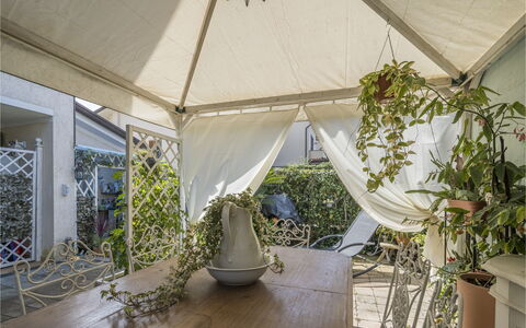 La Bouganville, Forte Dei Marmi, Private Garden, W: Bloempot, Schaduw, Outdoor Structuur, Stoel, Tuin, Kamerplant, Buitenmeubels, Patio, Binnenplaats, Werf