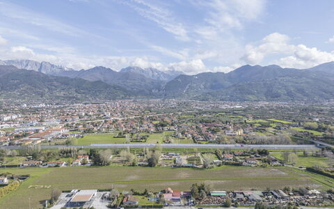 La Bouganville, Forte Dei Marmi, Private Garden, W: Bergachtig Landvormen, Berg, Heuvel, Bergketen, Hoogland, Horizon, Landschap, Ridge, Wolk, Heuvel Station
