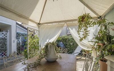 La Bouganville, Forte Dei Marmi, Private Garden, W: Bloempot, Schaduw, Outdoor Structuur, Stoel, Tuin, Kamerplant, Buitenmeubels, Patio, Binnenplaats, Werf