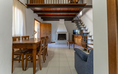 Argentario Giannella Apartment- Orbetello, Toscana: Eigendom, Meubilair, Tafel, Gebouw, Hout, Stoel, Interieur Ontwerp, Verdieping, Flooring, Onroerend Goed