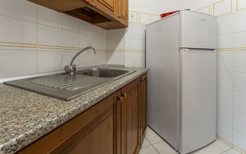 Argentario Giannella Apartment- Orbetello, Toscana: Cabinetry, Gootsteen, Kraan, Countertop, Wastafel, Loodgieterswerkinrichting, Gebouw, Keuken, Hout, Interieur Ontwerp