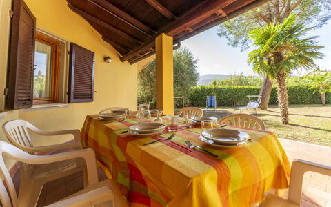 Argentario Giannella Apartment- Orbetello, Toscana: Tafel, Fabriek, Eigendom, Meubilair, Venster, Stoel, Gebouw, Tafelkleed, Tableware, Interieur Ontwerp