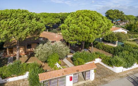 Giannella Apartment - Orbetello, Toscana: Fabriek, Lucht, Wolk, Eigendom, Boom, Stedelijk Ontwerp, Land Lot, Landschap, Venster, Struik