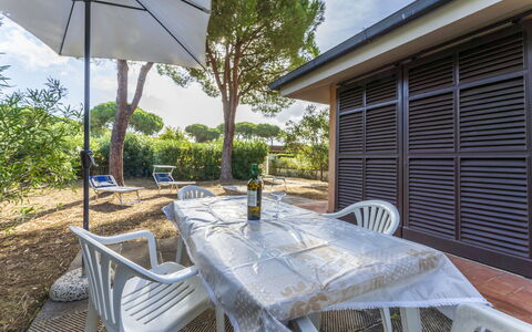 Giannella Apartment - Orbetello, Toscana: Meubilair, Fabriek, Eigendom, Tafel, Stoel, Schaduw, Gebouw, Buitenmeubels, Boom, Lucht