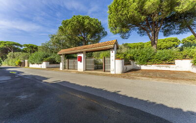 Giannella Apartment - Orbetello, Toscana: Lucht, Wolk, Eigendom, Fabriek, Weg Oppervlak, Boom, Asfalt, Schaduw, Land Lot, Buurt