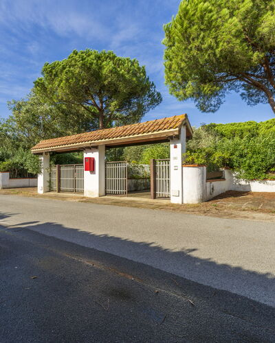 Giannella Apartment - Orbetello, Toscana: Lucht, Wolk, Eigendom, Fabriek, Weg Oppervlak, Boom, Asfalt, Schaduw, Land Lot, Buurt