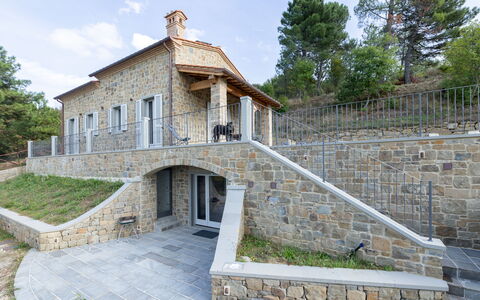 Villa Luana: Lucht, Fabriek, Gebouw, Venster, Trap, Boom, Wolk, Huis, Muur, Deur