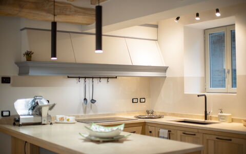 Villa Luana: Cabinetry, Gootsteen, Countertop, Gebouw, Venster, Wastafel, Tafel, Keuken, Hout, Interieur Ontwerp