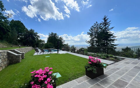 Villa Luana: Struik, Tuin, Groundcover, Gazon, Flagstone, Landscaping, Gang, Werf, Schaduw, Park