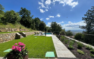 Villa Luana: Tuin, Gazon, Landscaping, Zwembad, Backyard, Schaduw, Werf, Flagstone, Park, Gang