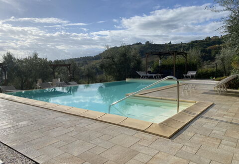 Villa Le Ripe Apartments - Gambassi Terme, Toscana: Water, Wolk, Lucht, Watervoorraden, Zwembad, Rechthoek, Buitenmeubels, Boom, Schaduw, Fabriek
