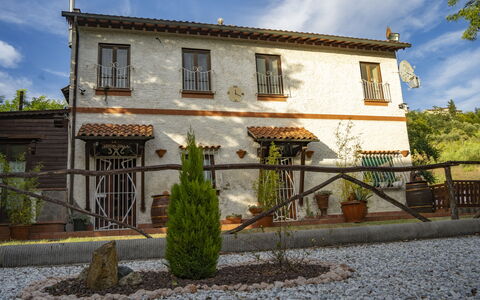 Podere Vallino: Wolk, Fabriek, Lucht, Venster, Gebouw, Huis, Boom, Vegetation, Land Lot, Muur