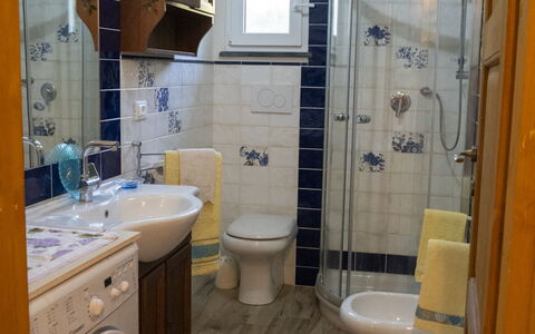 Podere Vallino: Wasruimte, Badkamerkast, Wastafel, Eigendom, Loodgieterswerkinrichting, Kraan, Wastafel In De Badkamer, Purper, Gebouw, Badkamer