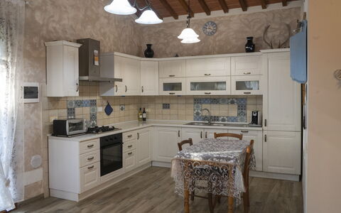 Podere Vallino: Cabinetry, Countertop, Meubilair, Eigendom, Fornuis, Hout, Keuken, Interieur Ontwerp, Lade, Toestel Van De Keuken