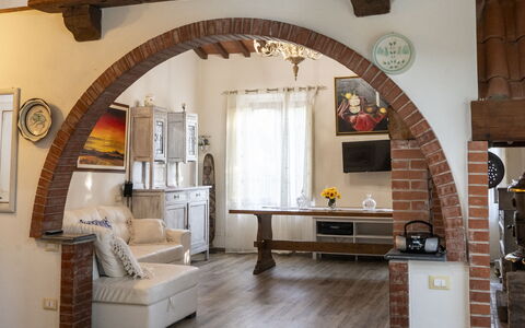 Podere Vallino: Tafel, Gebouw, Hout, Bankstel, Interieur Ontwerp, Fotolijst, Stoel, Verdieping, Woonkamer, Huis