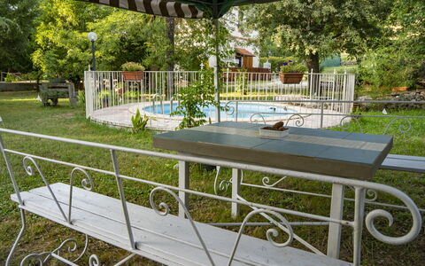 Podere Vallino: Fabriek, Openluchtbank, Schaduw, Boom, Buitenmeubels, Gebouw, Stedelijk Ontwerp, Vrije Tijd, Gras, Onroerend Goed