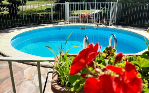 Podere Vallino: Water, Bloem, Fabriek, Gebouw, Zwembad, Bloempot, Boom, Azure, Plantkunde, Hek