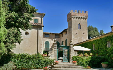 Torre Di Montelopio: Fabriek, Lucht, Eigendom, Venster, Gebouw, Boom, Onroerend Goed, Facade, Stad, Huis
