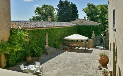 Torre Di Montelopio: Fabriek, Lucht, Eigendom, Gebouw, Boom, Wolk, Schaduw, Bloempot, Land Lot, Kamerplant