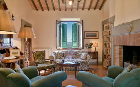 Torre Di Montelopio: Tafel, Meubilair, Fotolijst, Eigendom, Bankstel, Stoel, Verlichting, Architectuur, Hout, Interieur Ontwerp