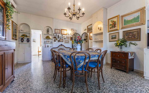 Casa Vacanza Mais - Camaiore, Toscana: Tafel, Fotolijst, Eigendom, Meubilair, Stoel, Cabinetry, Verlichting, Interieur Ontwerp, Hout, Verdieping