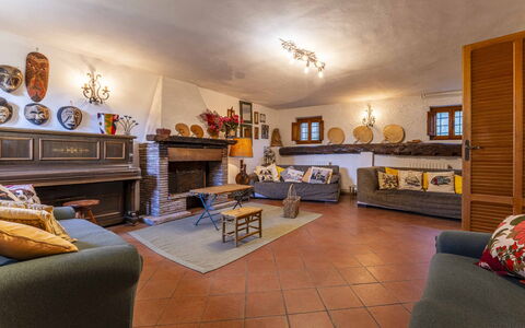 Casale Il Farro - Camaiore, Toscana: Meubilair, Fotolijst, Bankstel, Oranje, Tafel, Interieur Ontwerp, Slaapbank, Verdieping, Gebouw, Hout