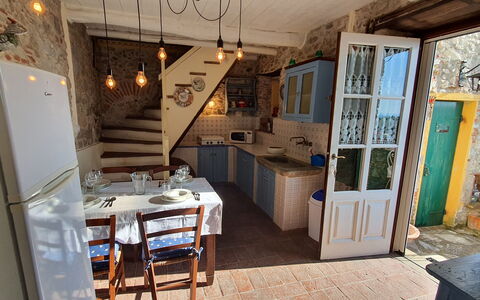 Borgo Bucatra Tramonto: Eigendom, Tafel, Hout, Stoel, Interieur Ontwerp, Verdieping, Flooring, Keuken, Deur, Cabinetry