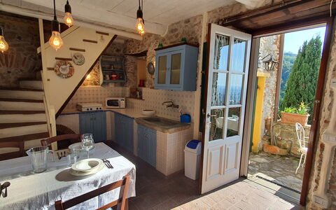 Borgo Bucatra Tramonto: Eigendom, Fabriek, Tafel, Hout, Verlichting, Interieur Ontwerp, Venster, Verdieping, Stoel, Woonkamer