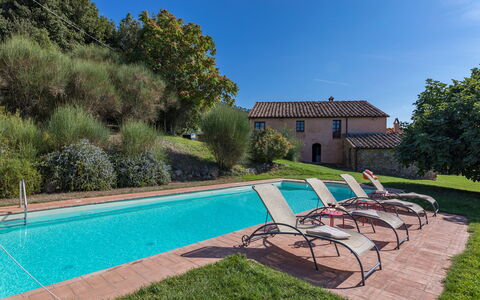 Villa Belvedere: Water, Fabriek, Lucht, Eigendom, Gebouw, Azure, Zwembad, Boom, Gras, Schaduw