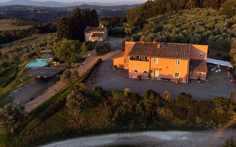 Villa Botinaccio: Gebouw, Fabriek, Eigendom, Lucht, Venster, Boom, Huis, Natuurlijk Landschap, Land Lot, Architectuur
