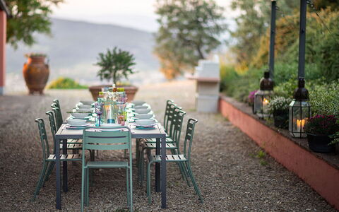 Villa Botinaccio: Tafel, Meubilair, Fabriek, Natuur, Boom, Stoel, Buitenmeubels, Buitentafel, Architectuur, Hout
