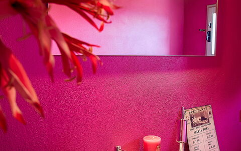 Villa Botinaccio: Kraan, Wastafel, Loodgieterswerkinrichting, Wastafel In De Badkamer, Purper, Licht, Badkamer, Interieur Ontwerp, Verlichting, Roze