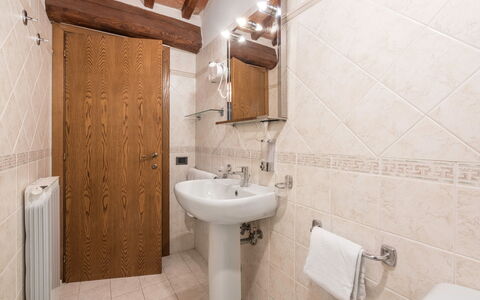 Le Masse - Greve In Chianti, Toscana: Bruin, Spiegel, Kraan, Wastafel, Loodgieterswerkinrichting, Eigendom, Wastafel In De Badkamer, Badkamer, Purper