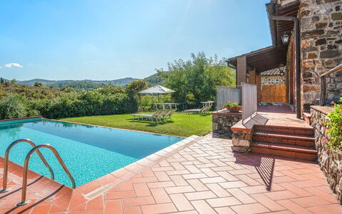 Le Masse - Greve In Chianti, Toscana: Fabriek, Water, Lucht, Gebouw, Buitenmeubels, Zwembad, Huis, Stoel, Schaduw, Stedelijk Ontwerp