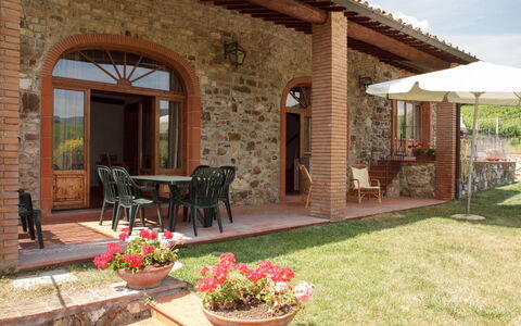 Le Masse - Greve In Chianti, Toscana: Fabriek, Bloem, Gebouw, Eigendom, Meubilair, Bloempot, Tafel, Stoel, Schaduw, Kamerplant