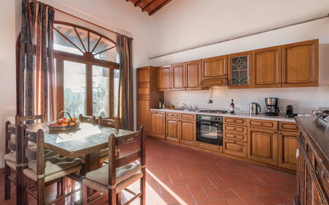 Le Masse - Greve In Chianti, Toscana: Cabinetry, Meubilair, Countertop, Eigendom, Tafel, Keuken, Hout, Venster, Toestel Van De Keuken, Stoel