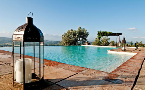 Cottage Botinaccio: Water, Lucht, Zwembad, Azure, Schaduw, Boom, Buitenmeubels, Wolk, Vrije Tijd, Fabriek