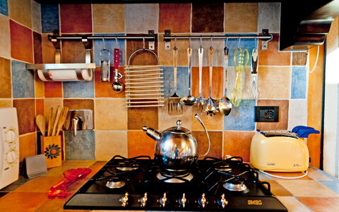 Cottage Botinaccio: Gasfornuis, Gebouw, Keuken, Cabinetry, Hout, Automotive Design, Fornuis, Interieur Ontwerp, Toestel Van De Keuken